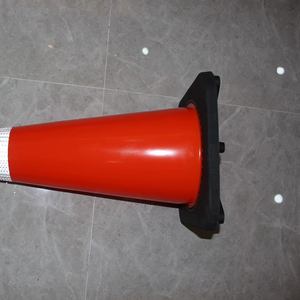 Grand triangle en PVC de 900 mm pour la sécurité routière avec base - Product Image 6