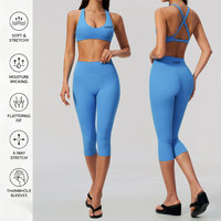 Ensemble de fitness brossé de haute qualité personnalisé : Soutien-gorge croisé à col en V et Leggings Capri taille haute sculptants pour femmes – Ensembles de yoga