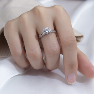 แหวนหมั้นเพชรเม็ดกลมทองคำ 18K รุ่น MSR-1755 สำหรับผู้หญิง จาก Messi Jewelry - Product Image 5