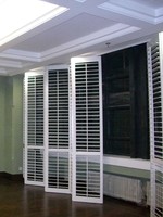 Armoire à panneaux en bois massif, style fenêtre, avec portes à persiennes horizontales mobiles et respirantes, coulissante sur rail supérieur, minimaliste