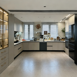 Cuisine haut de gamme sur mesure en bois massif avec îlot intégré, réfrigérateur à vin, four, artisanat de qualité supérieure - Product Image 5