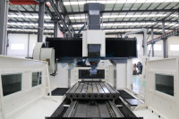 Centre d'usinage vertical CNC GMC3018 BT50 de qualité industrielle robuste, à faible coût, fourni par l'usine chinoise, mini-fraiseuse