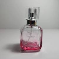 Flacon de parfum élégant mini portable en verre, forme carrée avec impression sérigraphique et marquage à chaud, design tendance, pulvérisateur à pompe scellé
