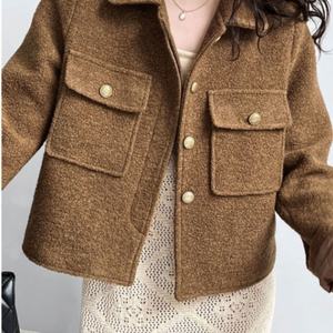Veste décontractée pour femme, col rabattu, simple boutonnage, couleur beige, poches avant, courte, respirante, en coton écologique, style universitaire - Product Image 4