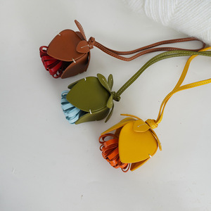 Abalorios de cuero para bolsos con forma de camelia, coloridos, hechos a mano, para accesorios de bolsos, Invierno 2025 - Product Image 3