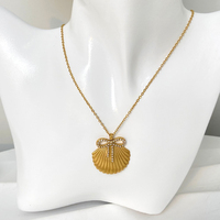 Collier Rétro Chic en Perles Blanches avec Nœud Coquillage et Plaqué Or 18K, Perles Blanches