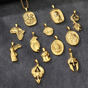Mythe grec Collier personnalisé PVD plaqué or en acier inoxydable Relief Gravure Victoire Déesse Samothrace Pendentif Collier pour hommes - Product Image 1