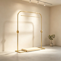 Présentoir Moderne en Métal Doré avec Accents Géométriques Diamantés, Base en Pierre Modulaire Détachable, Autoportant pour Magasins de Détail Haut de Gamme