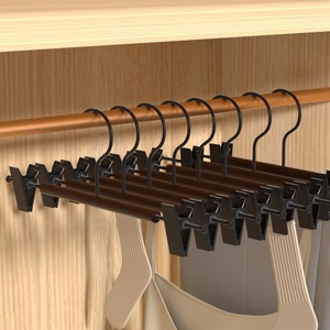 Percha de madera maciza de hombros anchos con clips para pantalones para organizar el armario - Product Image 1