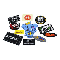 Étiquette en caoutchouc gaufrée écologique personnalisée en usine, patch PVC 3D souple pour vêtements, logo personnalisé, couleur personnalisée, taille personnalisée, marque YG, MOQ 500 pièces