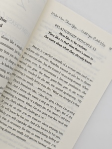 Libro con Copertina Morbida di Alta Qualità, Stampa con Rilegatura Perfetta e Goffratura 'Perché i uomini si sposano con le stronze' - Product Image 5