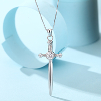 Nouveau Collier Pendentif Croix et Dague en Argent Sterling 925 Plaqué Rhodium avec Zircon Rond, Bijou Religieux Classique pour Femme