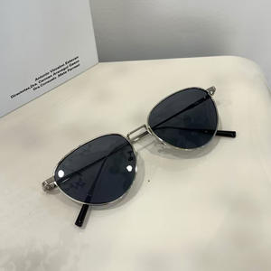 Gafas de Sol Ovaladas de Metal para Mujer Qianai, Montura Dorada, UV400, Ligeras, Tipo Ojo de Gato, Protección Solar 3 - Product Image 3