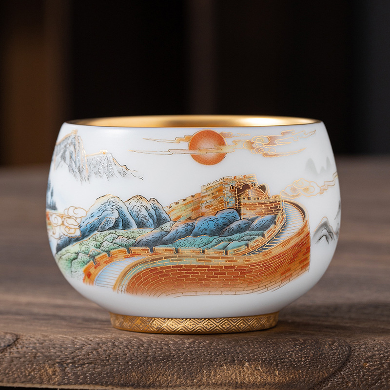 Taza de jadeíta con diseño de la Gran Muralla.