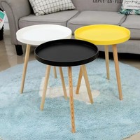 Table basse de salon au design minimaliste, gain de place, pieds en bois, plateau en plastique