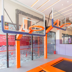 Slam dunk de basket-ball dans un parc de trampolines - Product Image 3