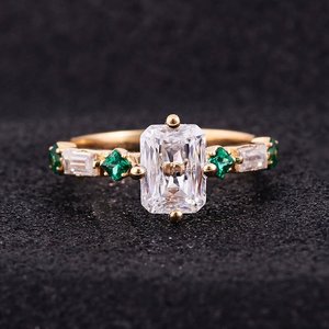 Bague en or massif 14 carats DEF Moissanite, émeraude de laboratoire, bijoux fins conçus par Xinfly, populaires pour toutes les occasions - Product Image 1