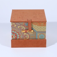 Boîte cadeau de luxe en tissu brocart de style chinois avec boucle métallique, en carton ondulé, impression offset et paillettes pour l'emballage de thé et de bijoux