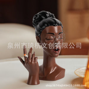 Cenicero de resina con figura de mujer negra fumando, decoración novedosa para oficina o sala de estar - Product Image 2