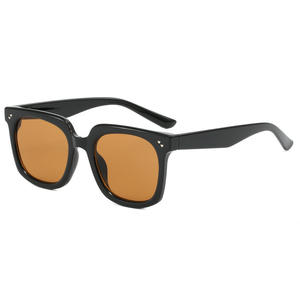 Nuevas Gafas de Sol Modernas con Montura Grande, Montura Gris de PC, Protección UV400, Gafas de Moda Unisex Tipo 3, Lentes de Sol con Remaches de Puntos - Product Image 5