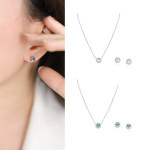 Conjunto de Joyería de Acero Inoxidable Chapado en Oro de 18K con Pequeños Corazones de Circonita Cúbica Engastados, Pendientes Pequeños y Collar Gargantilla de Acero de Titanio - Product Image 2
