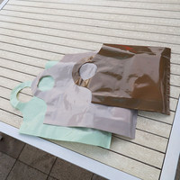 Sacs de courses en plastique épais à poignée perforée pour magasins de vêtements en gros, sacs d'emballage cadeau, personnalisables avec votre logo