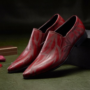 Zapatos de cuero casuales para hombre, estilo nacional, rojos, grabados, estilo inglés, con punta en pico, zapatos de cuero a la moda, zapatos para novio. - Product Image 3