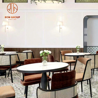Canapé en cuir moderne en forme de L, ensemble de salle à manger pour café-restaurant, tables en marbre, chaises à dossier en rotin tressé beige