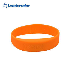 Pulsera RFID NFC <span class=keywords><strong>de</strong></span> Silicona Impermeable Pasiva <span class=keywords><strong>de</strong></span> 13.56Mhz Personalizada <span class=keywords><strong>de</strong></span> Fábrica para Eventos y Festivales - Product Image 3