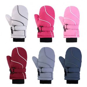 Manoplas de Nieve de Invierno a la Moda en 6 Colores, Guantes de Esquí Impermeables para Niños Pequeños, Hechos a Mano con Patrón de Alfabeto Cuadrado para Actividades al Aire Libre - Product Image 1