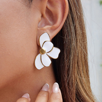 G4287 Vente en Gros Boucles d'Oreilles Fleur à 4 Pétales en Acier Inoxydable Plaqué Or 18K Élégantes et Raffinées avec Perles Gouttelettes d'Huile Blanches