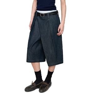 กางเกงยีนส์ขาสั้นทรงเอไลน์แบบโอเวอร์ไซส์ รุ่นคัสตอมสีเข้มฟอก ทรงแบ็กกี้จีบระบายแบบอสมมาตร สำหรับทั้งชายและหญิง - Product Image 1