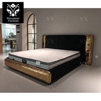 Cama King Size Moderna de Lujo con Cabecera Tapizada Extra Grande, Marco Decorativo de Latón Dorado Escultural y Diseño Personalizado