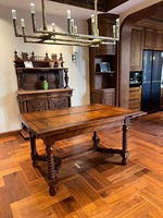 Table à manger extensible Renaissance avec plateau en bois de burl, incrustation marqueterie, pieds tournés et traverse en H festonnée