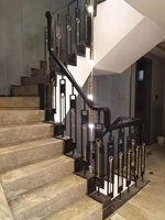Colonne d'escalier de style luxueux, balustre en aluminium, main courante d'escalier, design de main courante d'escalier