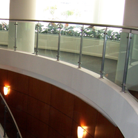 Rampe contemporaine Prima en aluminium et verre, durable, pour villa, hôpital, balcon, escalier et centre commercial - Utilisation extérieure et intérieure