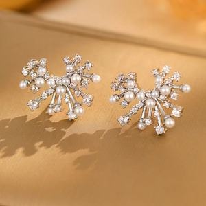 Boucles d'oreilles clous élégantes de haute qualité en argent S925 plaqué or Xingyun, motif géométrique tendance, coupe princesse - Product Image 3