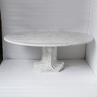 Table à manger ovale en travertin naturel minimaliste moderne personnalisée avec base cannelée pour salon de maison de luxe