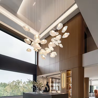 Lustre LED moderne noir et or, luminaire suspendu géométrique pour hôtel à plafond haut, grand lustre long personnalisé en acrylique pour escalier