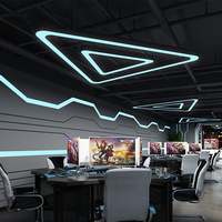 Suspension LED moderne industrielle, design géométrique triangulaire, cadre bicolore, lampe suspendue linéaire, taille personnalisable pour salle de sport et studio