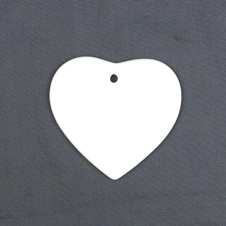 Adornos personalizados en forma de corazón de árbol de Navidad de porcelana Día de San Valentín blanco espacios en blanco impresión UV adornos de cerámica en forma de corazón