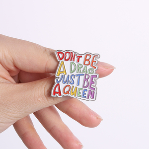 Épinglette en émail personnalisée « Ne sois pas une Drag <span class=keywords><strong>Queen</strong></span>, sois une Reine » – Badge métallique avec citation arc-en-ciel – Bijou LGBT – Cadeau - Product Image 2