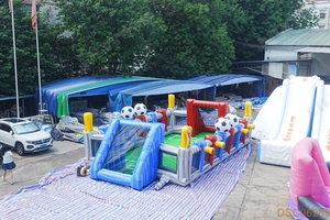 Terrain de football gonflable commercial avec buts pour enfants et adultes, idéal pour événements extérieurs et activités de team building - Product Image 2