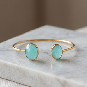 Bracelet manchette plaqué or avec deux pierres ovales en turquoise serties clos, bijou classique unisexe - Product Image 2