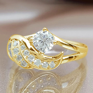 H338 Anello di fidanzamento da donna in oro giallo con diamante taglio brillante rotondo, colore G naturale, diamanti laterali - Product Image 1