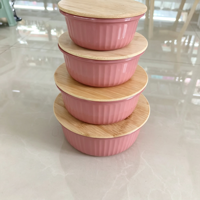 Roze gespoten sodakalkglas opbergkommen, geribbelde glazen voedselcontainers met bamboe deksel voor fruit, salade en snacks.