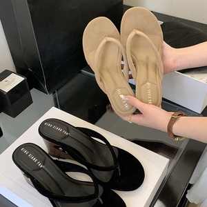 Sandalias de tacón de cuña de diseñador para mujer, de ante, con punta redonda y clip, estilo chancla - Product Image 2