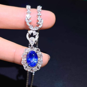 Anillo de Oro Blanco de 18K con Zafiro Azul Cornflower Natural de 5.11ct AIGS y 55 Diamantes Sudafricanos para Damas, Ideal para Eventos Nocturnos - Product Image 4
