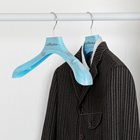 Maßgefertigter Hochwertiger Blauer Holzmaserung-Kunststoff + Metall Drehbarer Multifunktionaler Moderner Kleiderbügel für Bekleidungsgeschäfte und Boutiquen