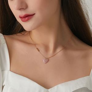 Collar de Corazón de Piedra Natural Rosa con Baño de Oro de 18k, de Acero Inoxidable, Resistente al Agua y al Deslustre, con Logotipo Personalizado para Mujer - Product Image 3